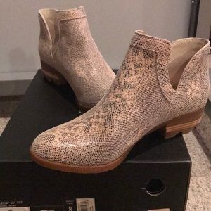 Sorel , low cut out  booties